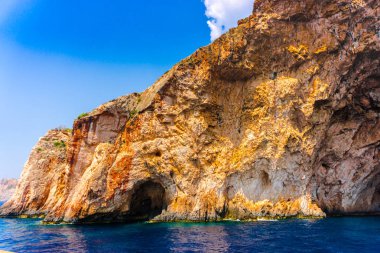 Büyüleyici doğa dağ manzaralı okyanus ve mavi gökyüzü ile