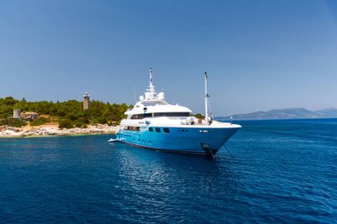 beyaz parlak güneş ışığı denizde teknede