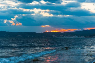 Bulutlu gökyüzü arka plan şaşırtıcı doğa manzaralı