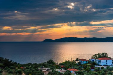 Bulutlu gökyüzü arka plan şaşırtıcı doğa manzaralı