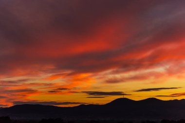 turuncu günbatımı gökyüzü tepeler üzerinde renkli.