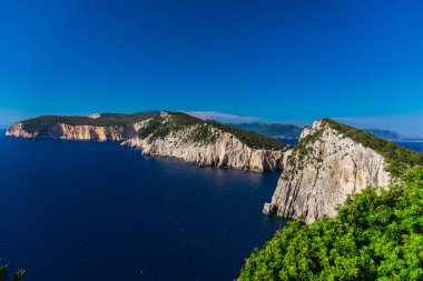 Büyüleyici doğa dağ manzaralı yeşillik ile