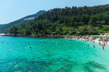 Denizde dinlenen ve yüzen insanların yüksek görünümü