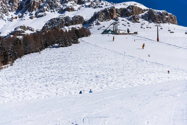 Vue Imprenable Sur Montagne Couverte Neige Duveteuse Skieurs — Photo