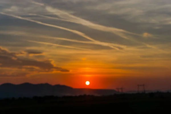 Paisagem Com Pôr Sol Céu Nublado Sobre Montanhas Distantes — Fotografia de Stock