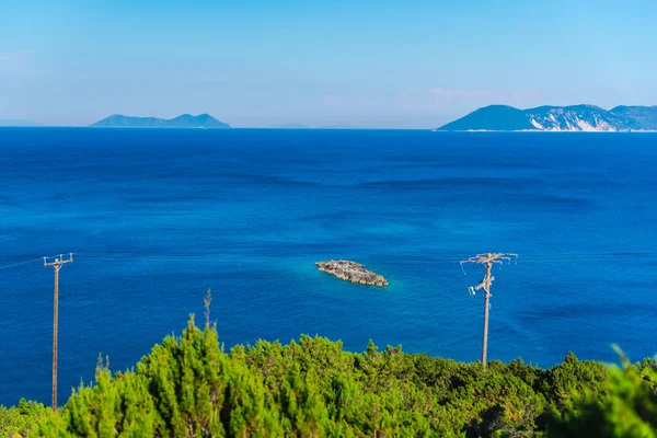 Fascinante Vista Suave Océano Con Fondo Montaña — Foto de Stock