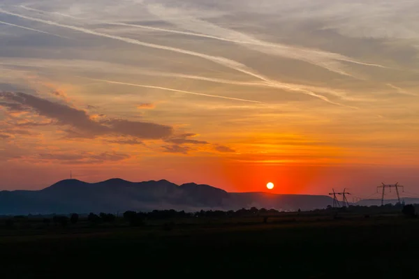 Пейзаж Закатом Солнца Облачном Небе Над Далекими Горами — стоковое фото