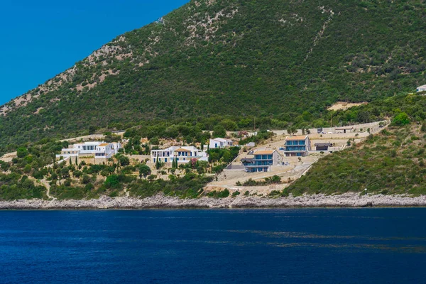 Deniz Suyunda Tepelerde Küçük Bir Kasaba — Stok fotoğraf