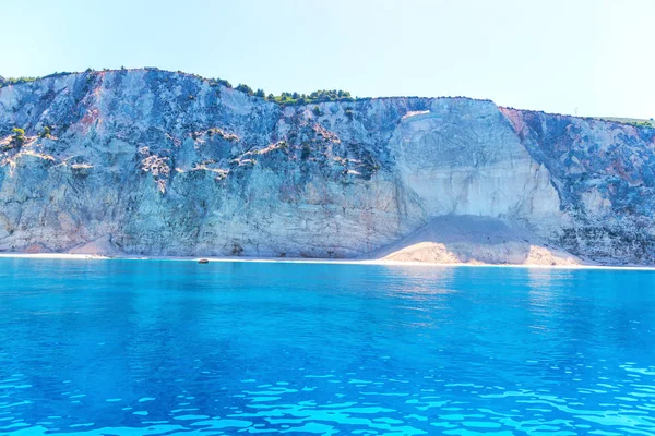 Γραφική Θέα Θάλασσας Βράχων Και Μπλε Ουρανό — Φωτογραφία Αρχείου