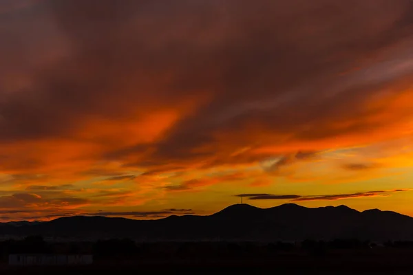 Помаранчеве Кольорове Небо Заходу Сонця Над Пагорбами — стокове фото