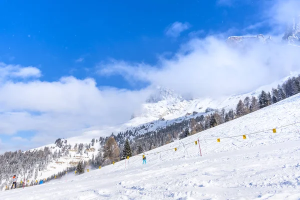 Vue Imprenable Sur Montagne Couverte Neige Duveteuse Skieurs — Photo