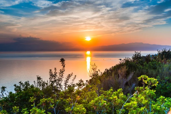 Atemberaubende Aussicht Auf Die Natur Mit Bewölktem Himmel Hintergrund — Stockfoto