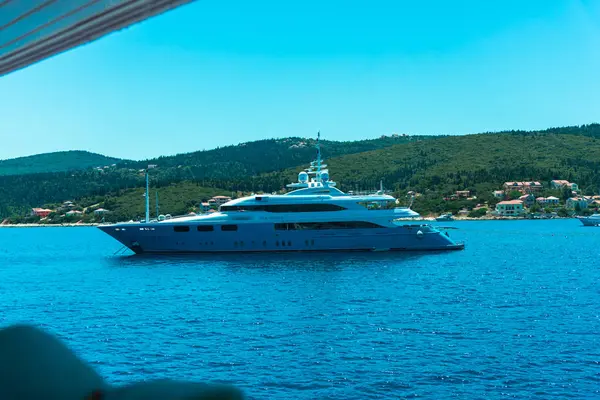 White Yacht Ship Moving Sea Coast — Stock Photo, Image