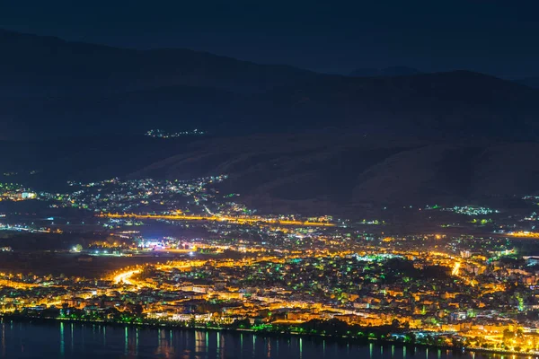 Aydınlatma ile gece gökyüzünün şaşırtıcı görünümü