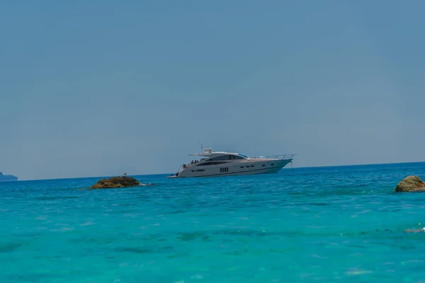 Bewegliches Schiff Mit Passagieren Auf Erstaunlichem Naturblick Hintergrund — Stockfoto