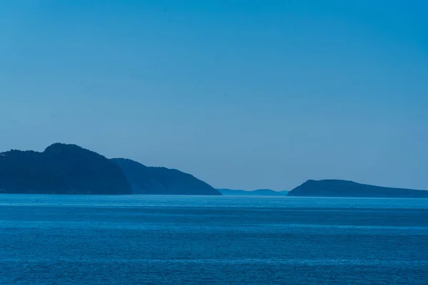 Vista Fascinante Oceano Liso Com Fundo Montanha — Fotografia de Stock