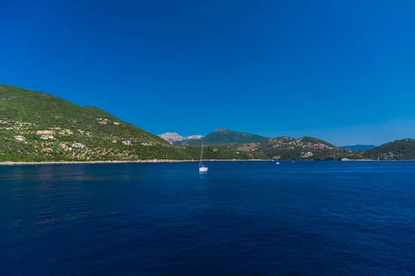 Blaues Meerwasser Mit Schwimmenden Booten Insel Mit Bergen Hintergrund — Stockfoto