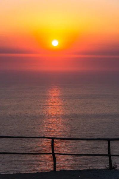 Horizont Mit Rotem Sonnenuntergangshimmel Meereswasseroberfläche Und Zaun — Stockfoto