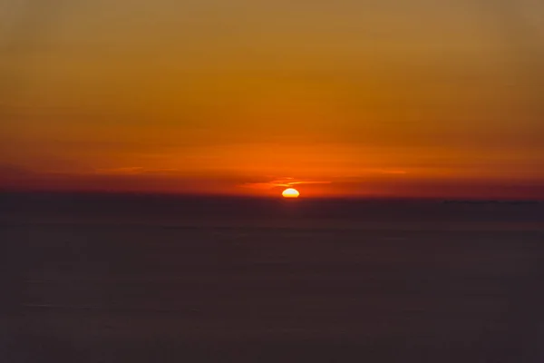 かなり海の背景にカラフルなすばらしい夕日 — ストック写真