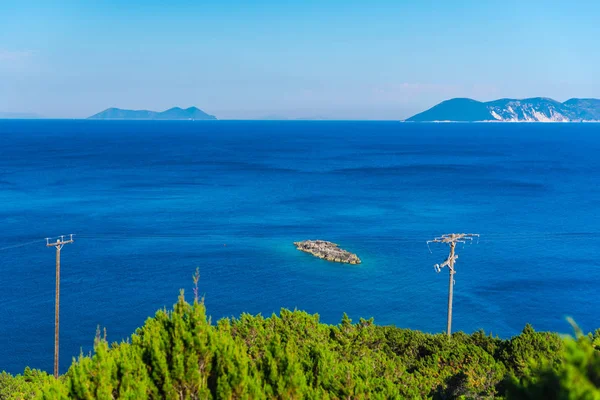 Fascinerande Utsikt Över Slät Ganska Ocean Med Mountain Bakgrund — Stockfoto