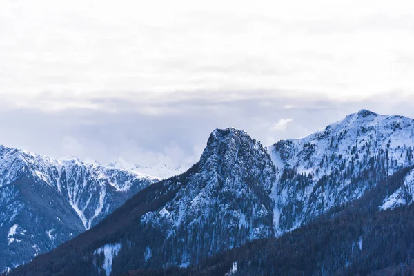 Erstaunliche Aussicht Auf Die Berge Mit Flauschigem Schnee Bedeckt — Stockfoto