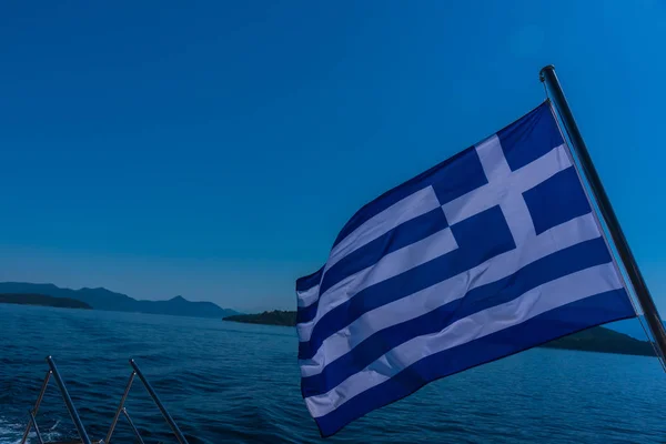Vista Desde Barco Sobre Agua Mar Ondeando Bandera Grecia —  Fotos de Stock