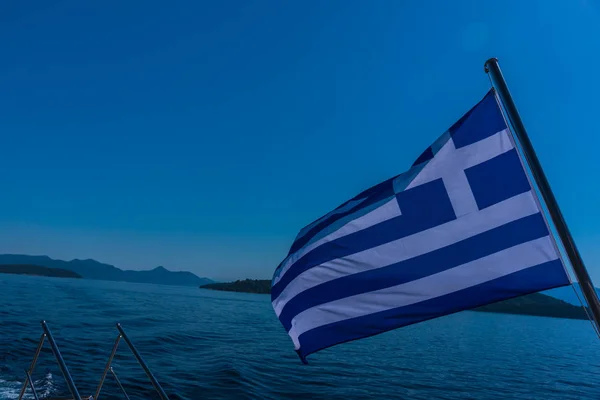从船上看海水 挥舞着希腊国旗 — 图库照片