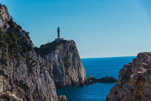 Faro Distante Roca Con Mar Cielo Azul — Foto de Stock