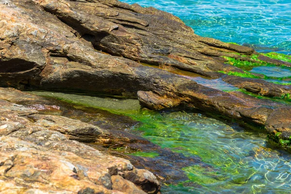 Büyük kayalar büyüleyici doğal deniz manzaralı