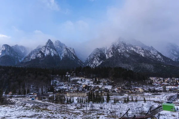 Increíble Vista Montaña Cubierta Nieve Esponjosa Árboles — Foto de Stock