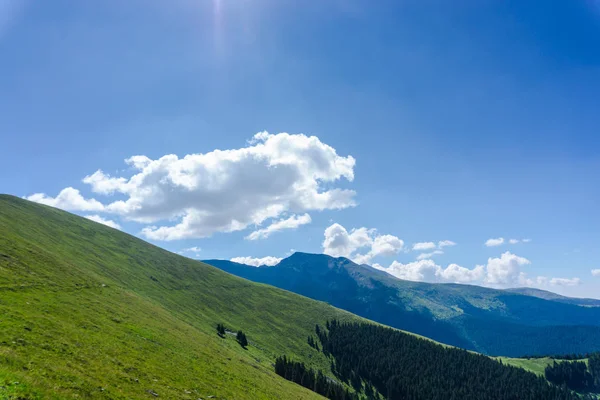 Faszinierende Natur Bergblick Mit Viel Grün Und Blauem Bewölkten Himmel — Stockfoto