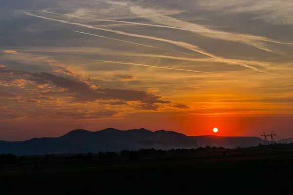 Пейзаж Закатом Солнца Облачном Небе Над Далекими Горами — стоковое фото