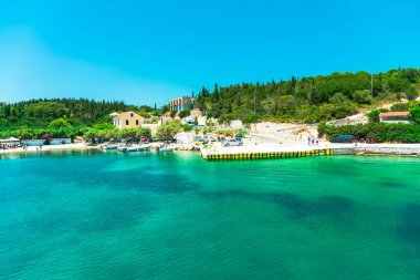 Demirli gemilerle liman 