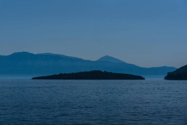 ısmarlayarak deniz ve uzak kontrast tepeler