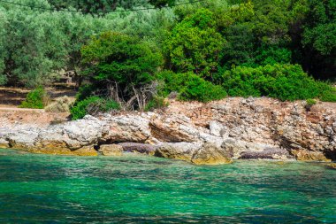 Büyüleyici doğal mavi deniz manzaralı 