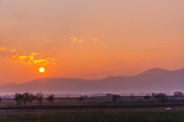 dağların üzerinde güzel gün batımı gökyüzü 
