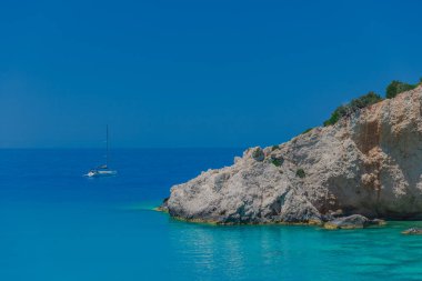 Mavi lagün ile büyüleyici doğa kayalık görünümü