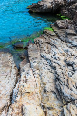 Büyük kayalar büyüleyici doğal deniz manzaralı