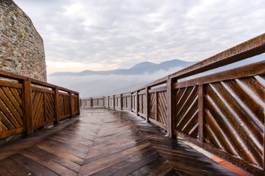Dev bir citader üzerinde ahşap köprü, Romanya