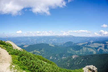 Yeşil ve mavi bulutlu gökyüzü ile büyüleyici doğa dağ manzaralı