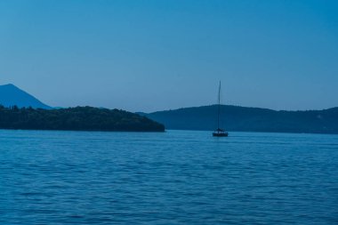Dağ arka plan ile pürüzsüz oldukça okyanusun büyüleyici görünümü