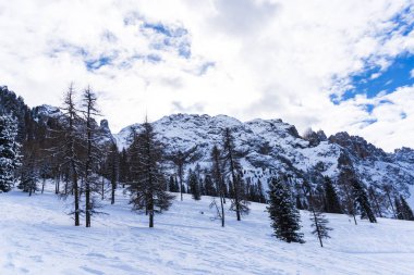 Kabarık karla kaplı dağ manzaralı şaşırtıcı