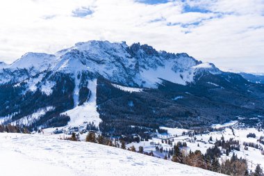 Kabarık karla kaplı dağ manzaralı şaşırtıcı