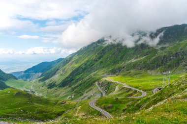 Yeşil ve mavi bulutlu gökyüzü ile büyüleyici doğa dağ manzaralı