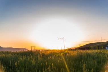 Bahar mevsiminde gün batımı bulutları
