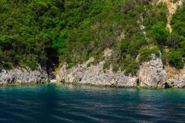 Yeşillik ve tünel ile etkileyici doğa dağ manzaralı