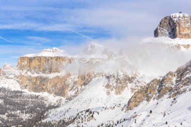 Kabarık karla kaplı dağ manzaralı şaşırtıcı