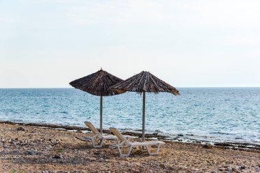 deniz kenarı kıyı şeridi ve şemsiyeler, şezlonglu tatil köyü