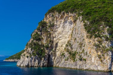 Yeşillik ve tünel ile etkileyici doğa dağ manzaralı