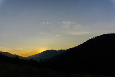 Dağlarda güzel bir gün doğumu.